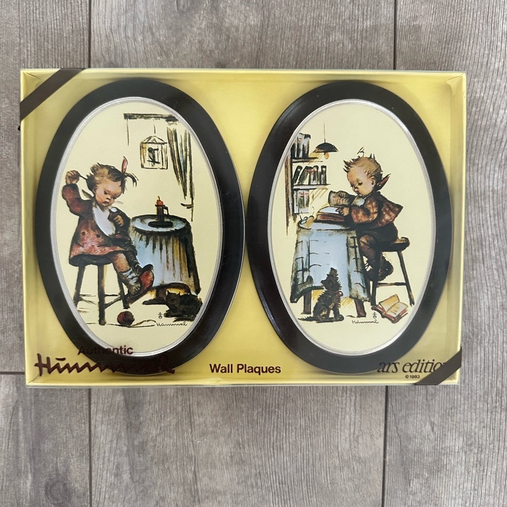 Vintage Hummel Wall Plaques 1983 little girl and boy- “new” in box
Ars edition